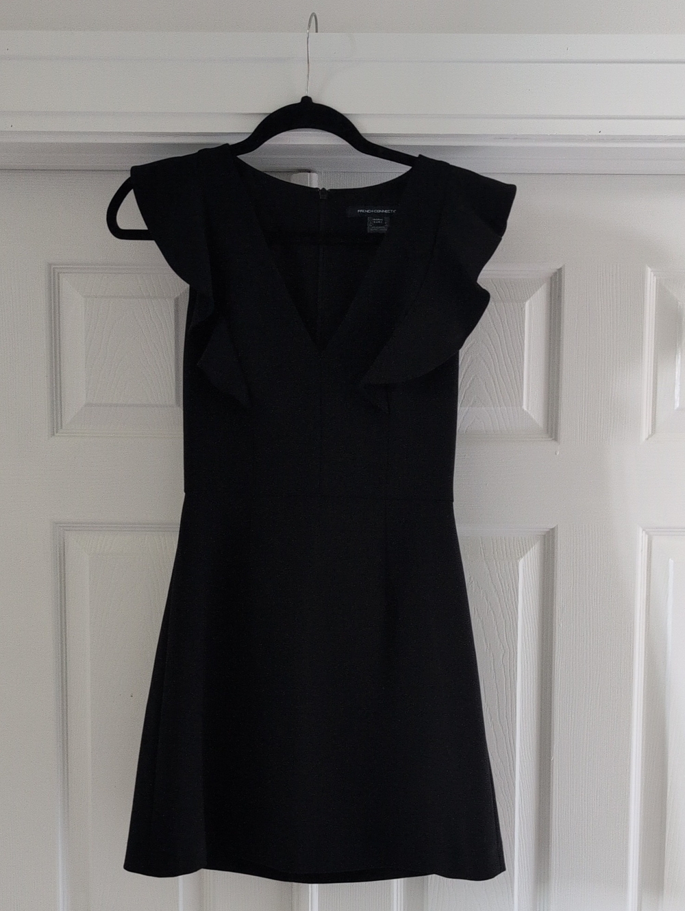 French Connection Black Ruffle V-Neck Dress – Size 2 Elegant black French Conne